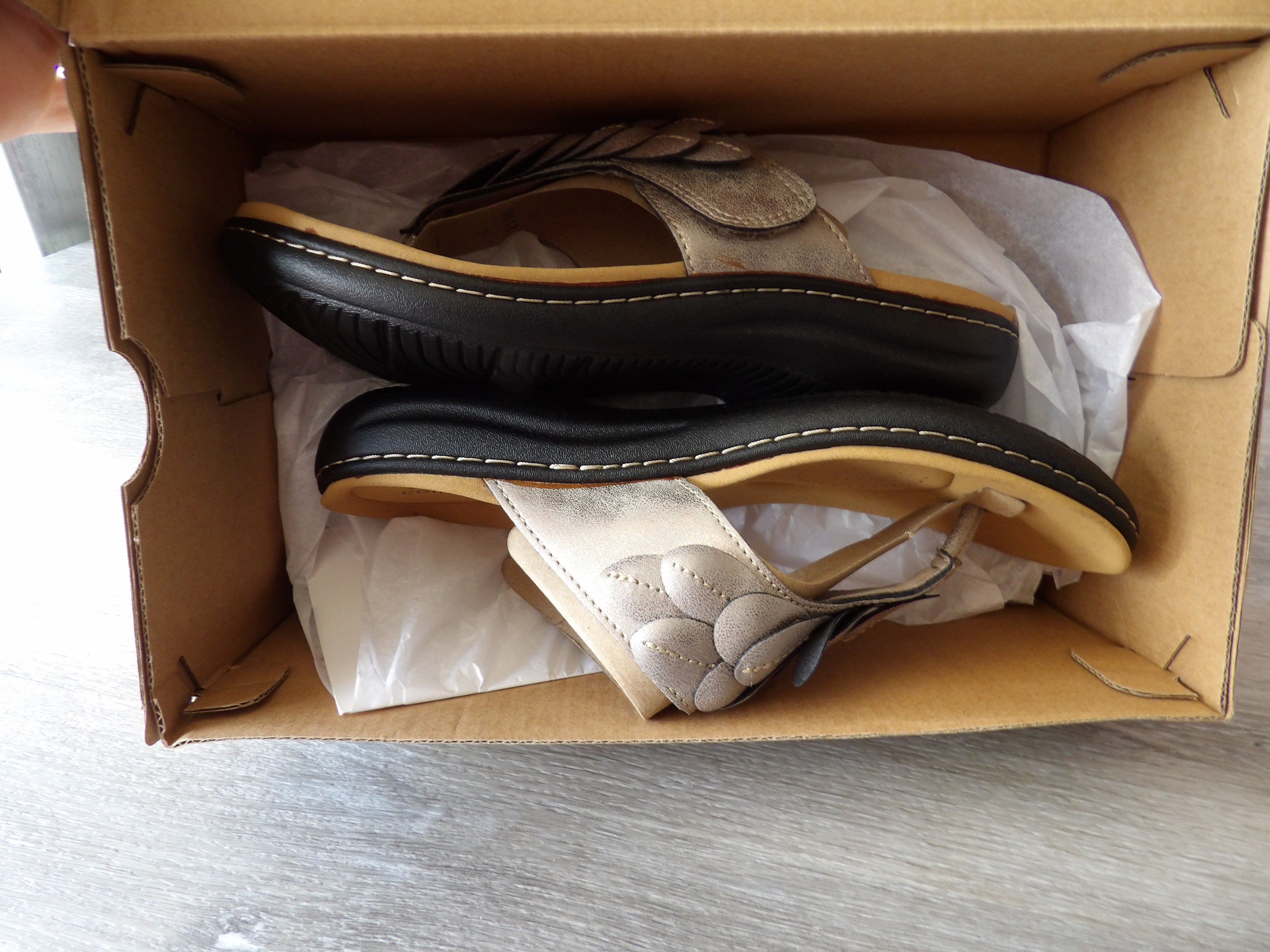 Clarks Laurieann Palm Leather Sandals – Beige (Size US 9)
