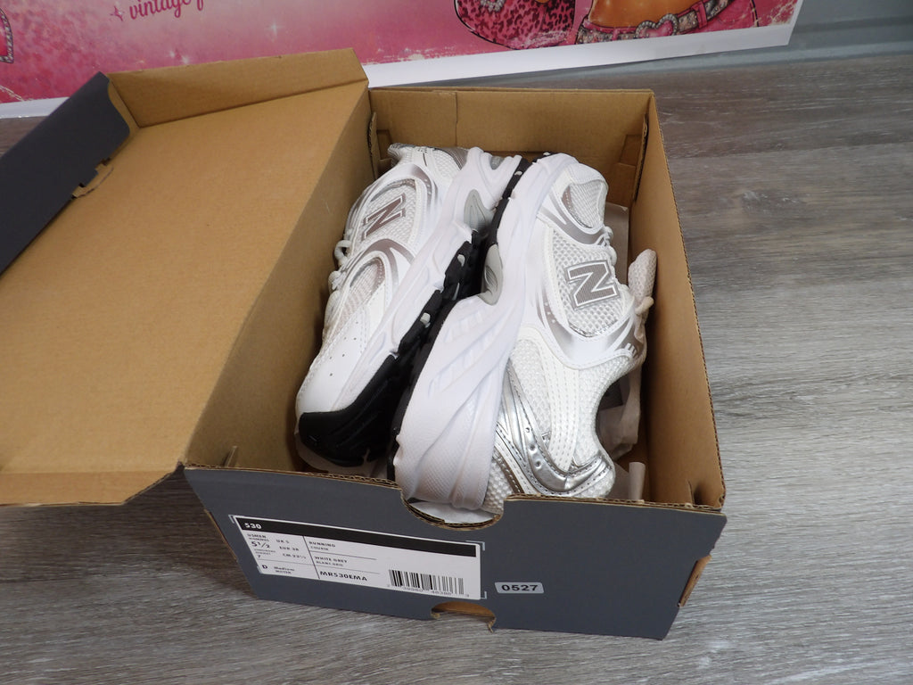 New Balance 530 Sneakers – White, Grey (Size Men's 5.5, Women's 7)