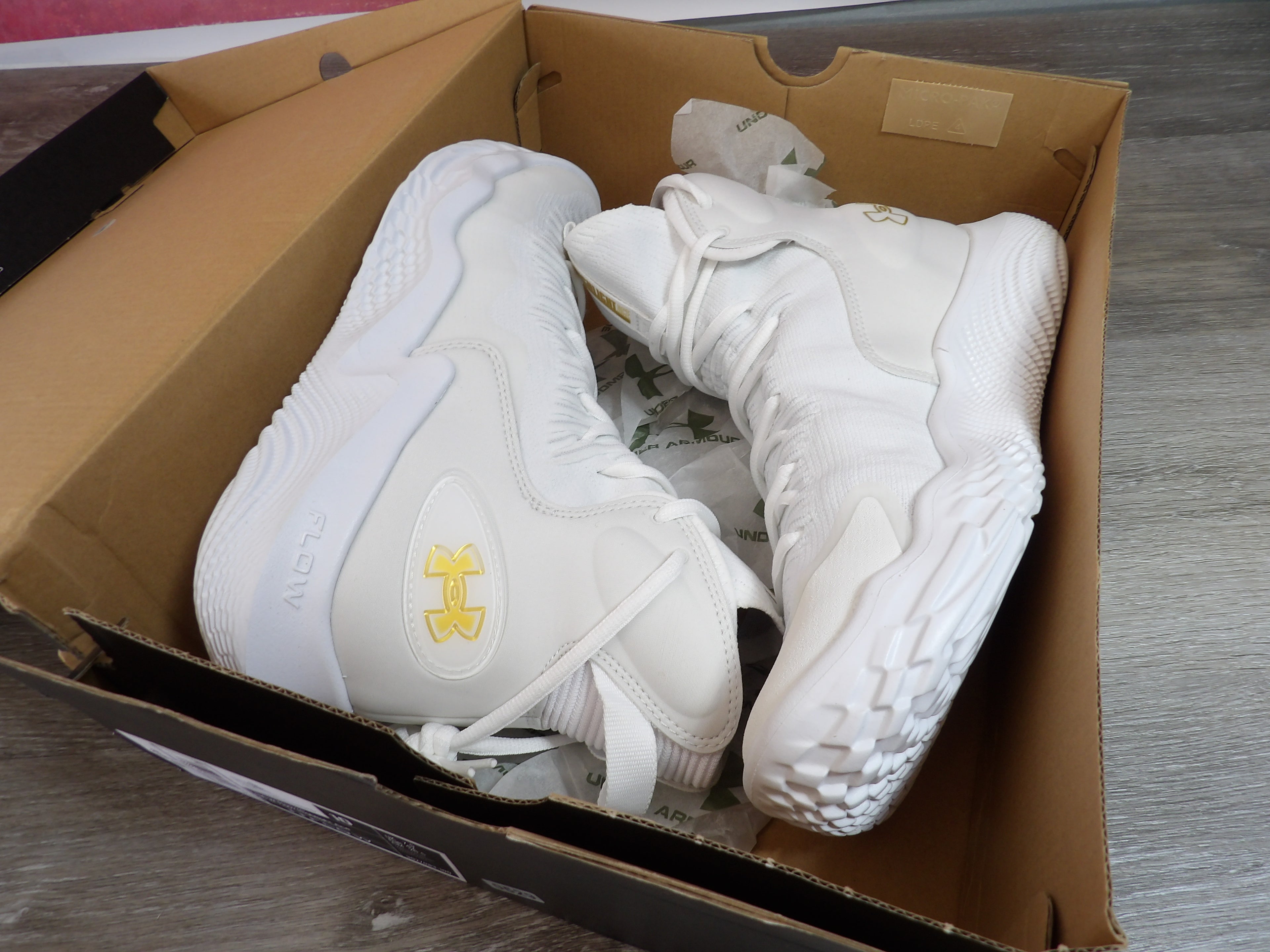 Under Armour Women's UA Flow Highlight Ace Volleyball Shoes – White (Size US 10)