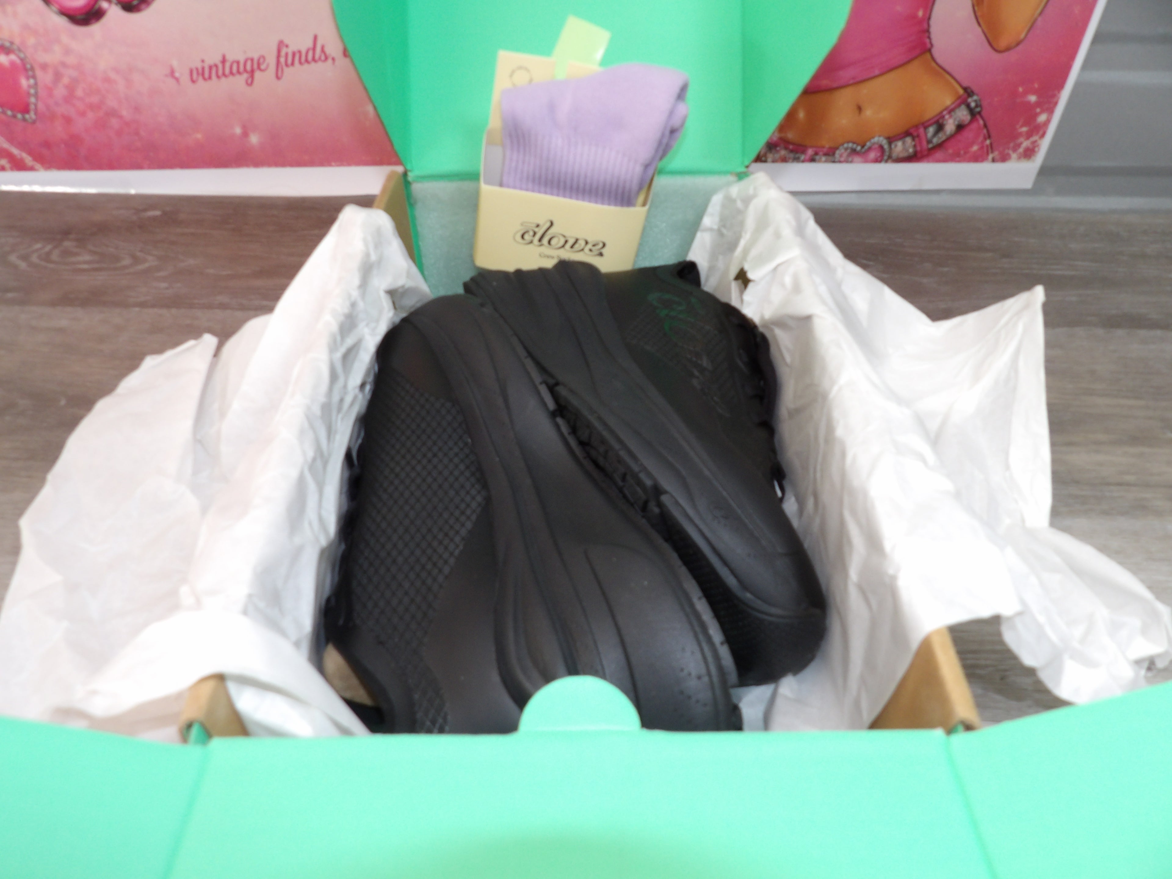 Clove All Black Nursing Shoes – Black (Size US Women's 7, Men's 5.5)