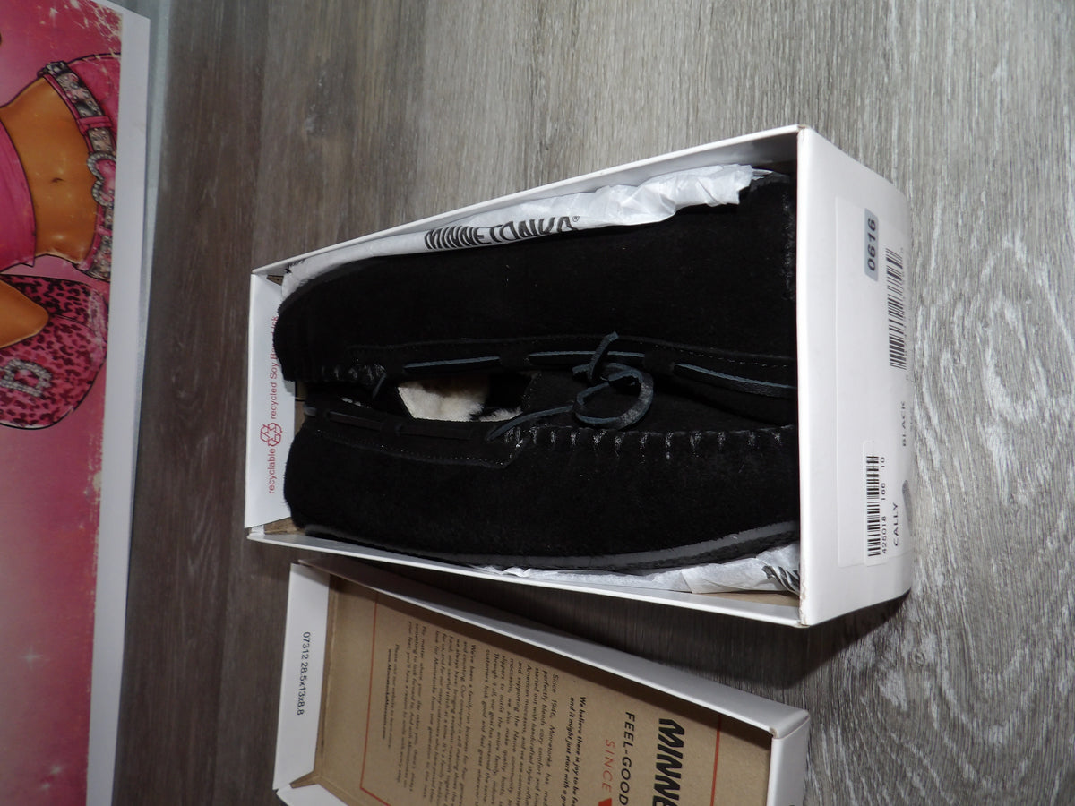 Minnetonka Women's Cally Black Suede Moccasin Slippers – Black (Size US 9)