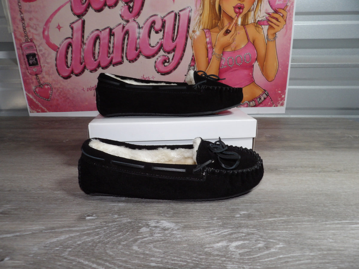 Minnetonka Women's Cally Black Suede Moccasin Slippers – Black (Size US 9)