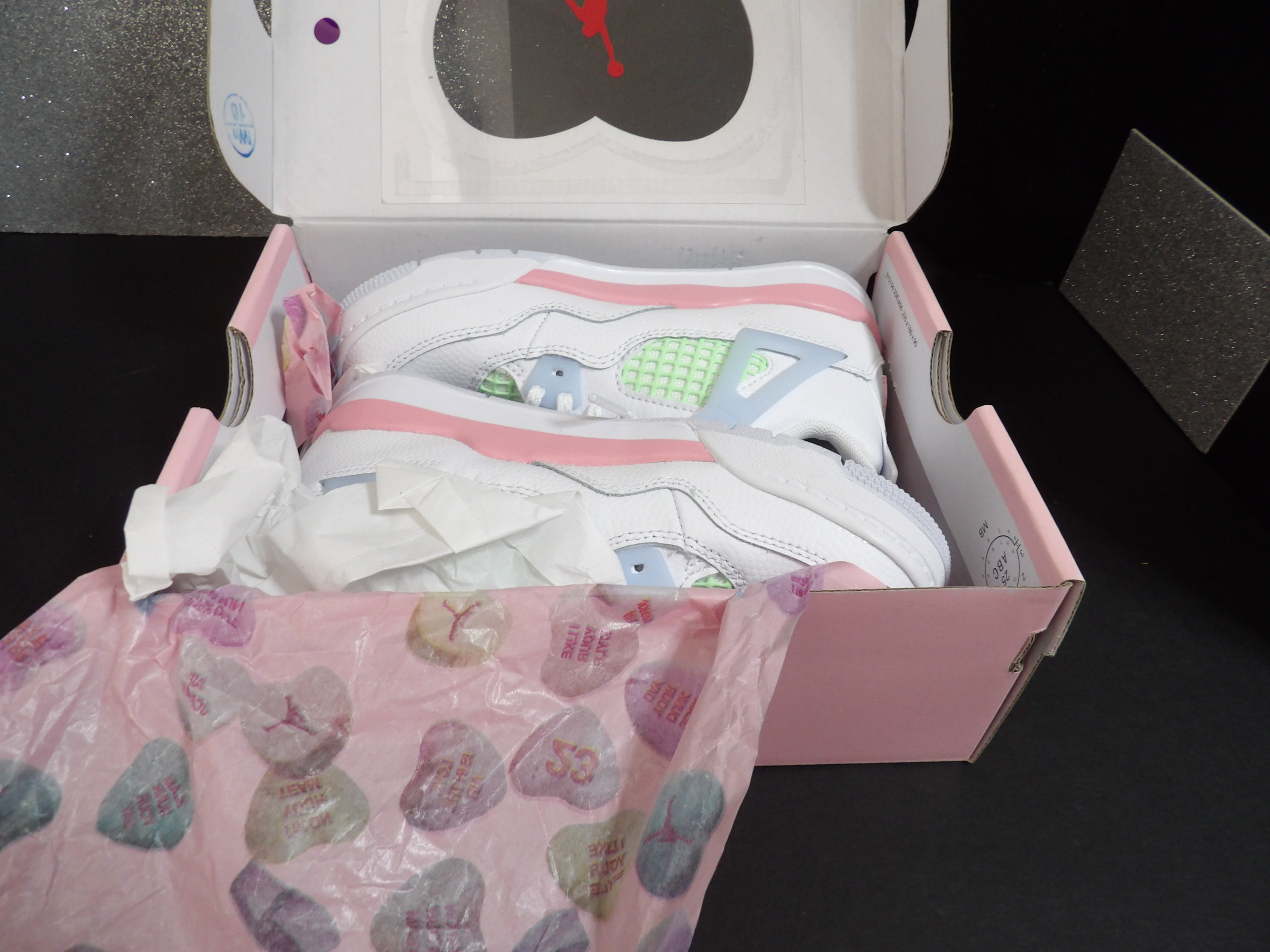 Jordan 4 Retro Youth - Valentine's Day (Size Youth 13)