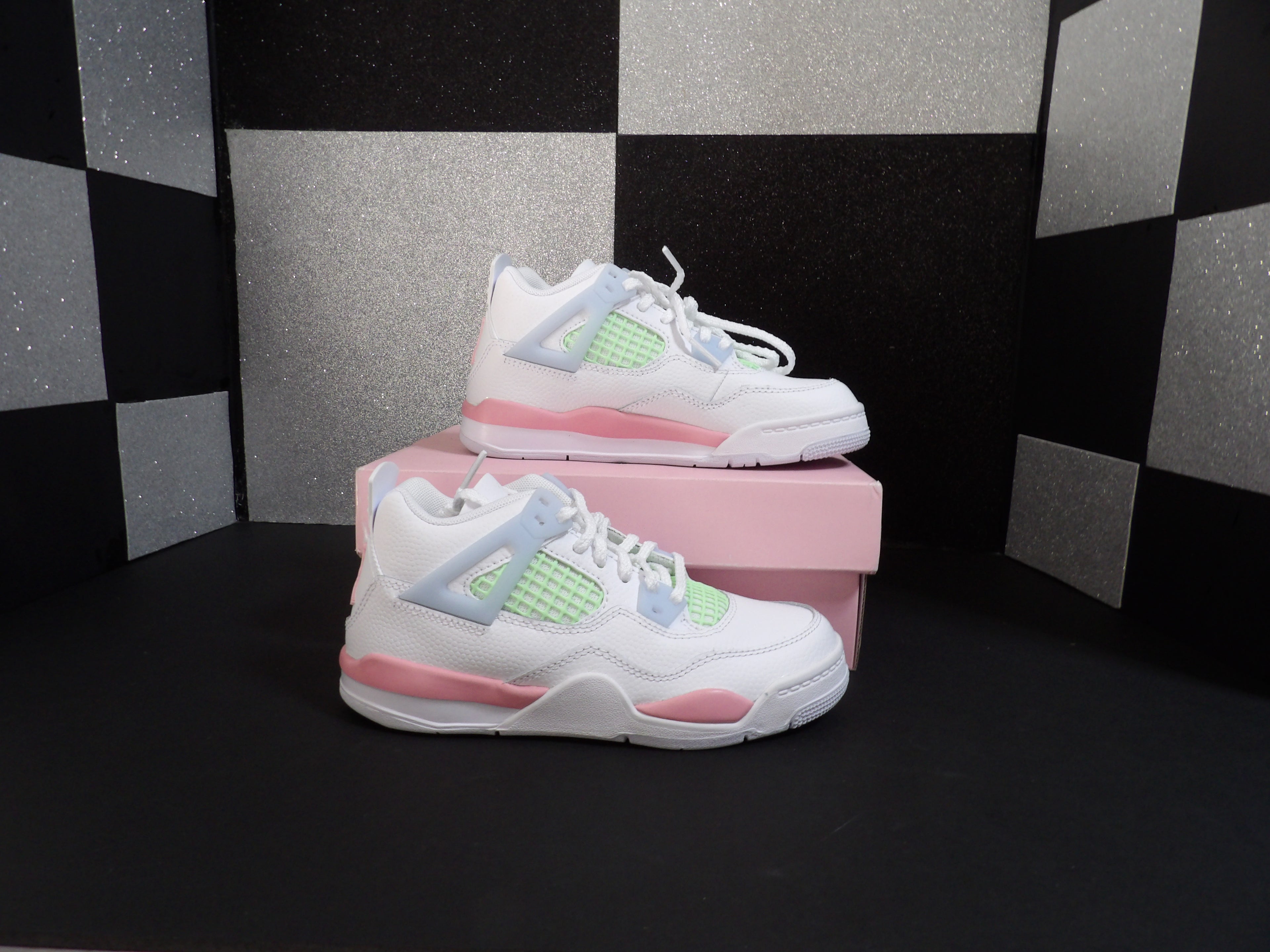 Jordan 4 Retro Youth - Valentine's Day (Size Youth 13)