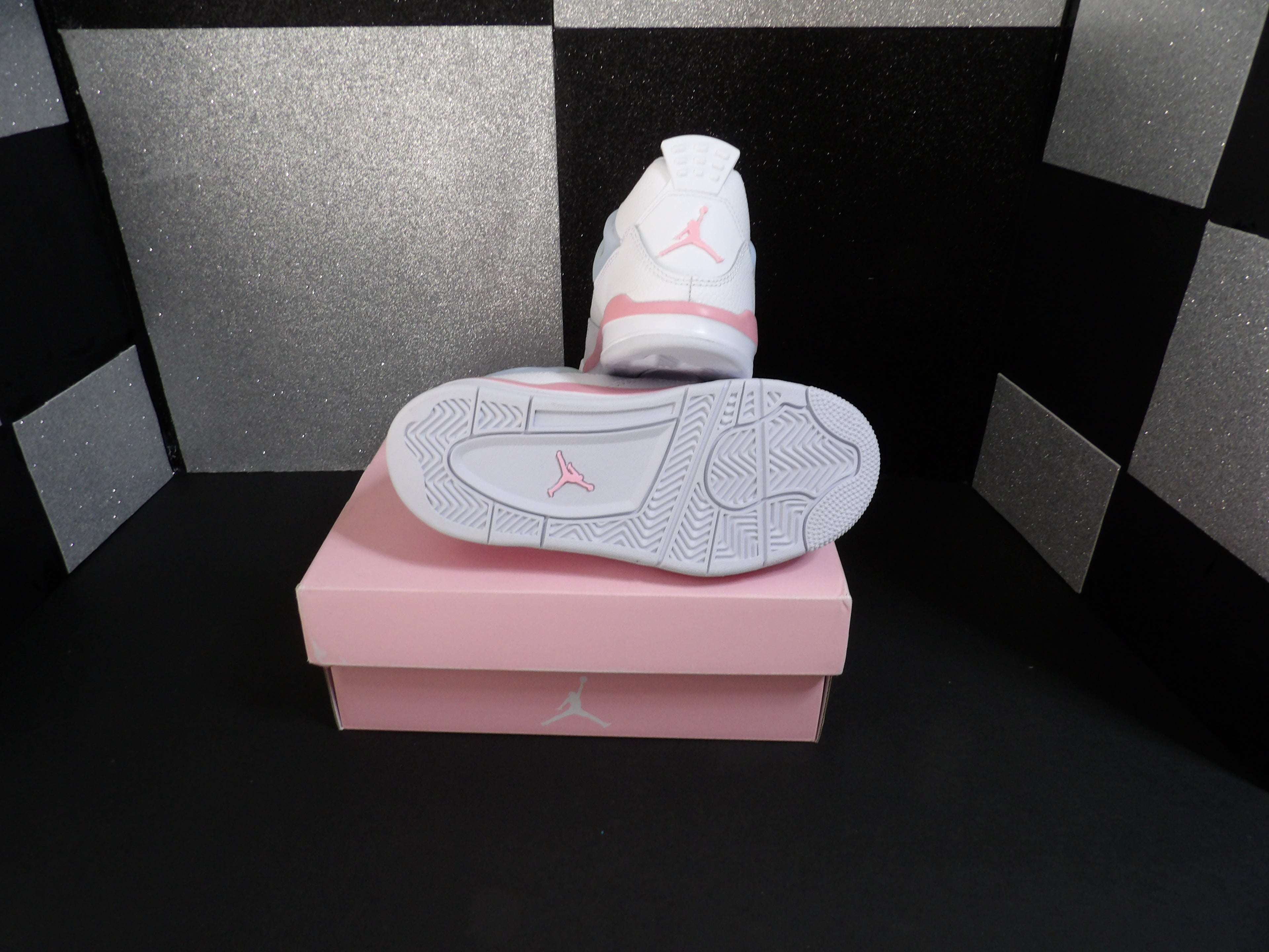 Jordan 4 Retro Youth - Valentine's Day (Size Youth 13)