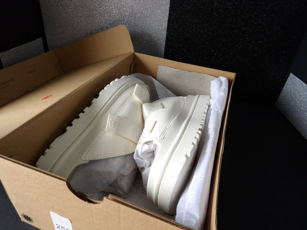 UGG K Goldenglow - White (Size US Women's 6)