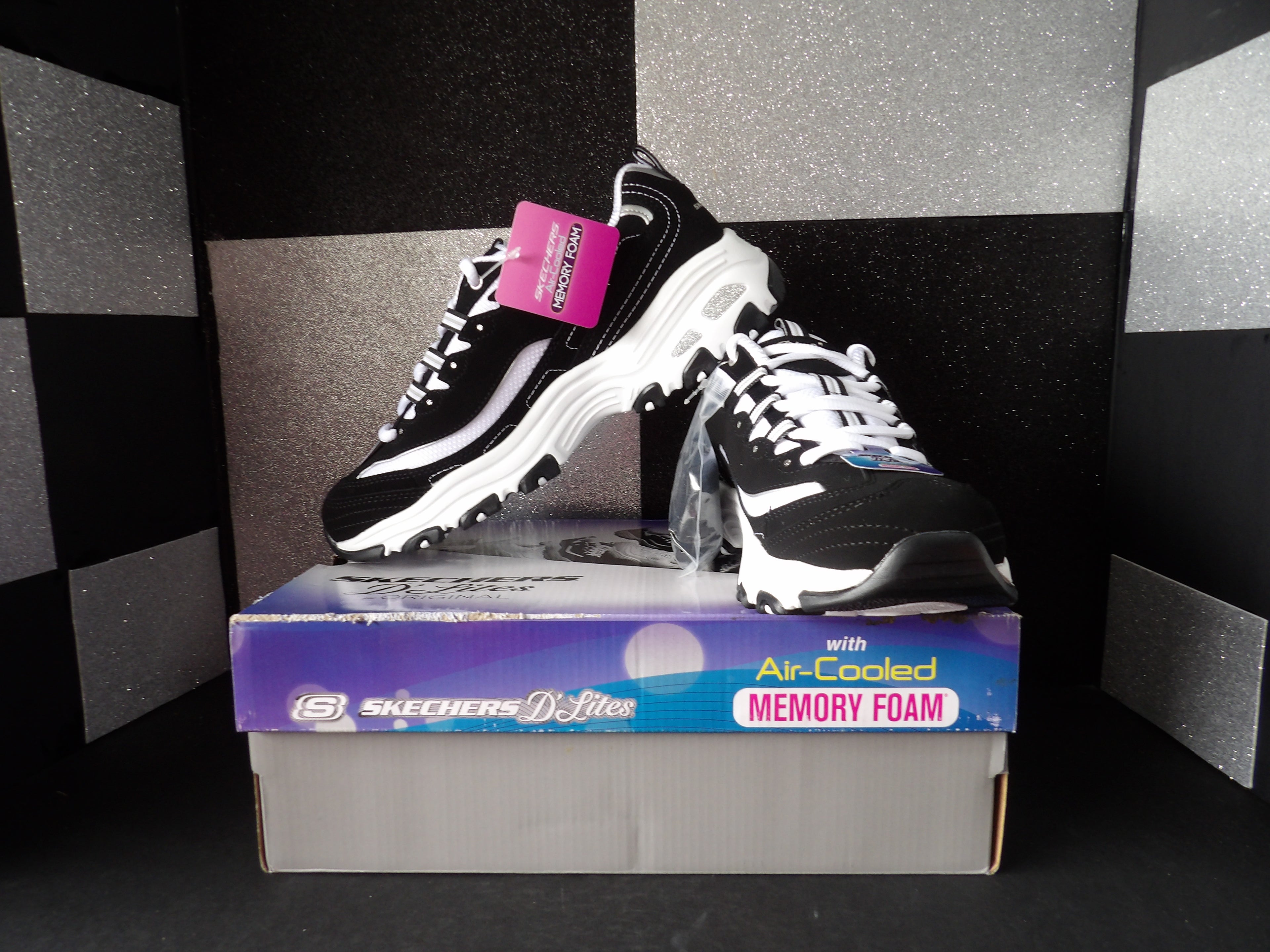 Skechers D'Lites 4.0 Air-Cooled Memory Foam Sneakers – Black/White (Size US Women's 9)