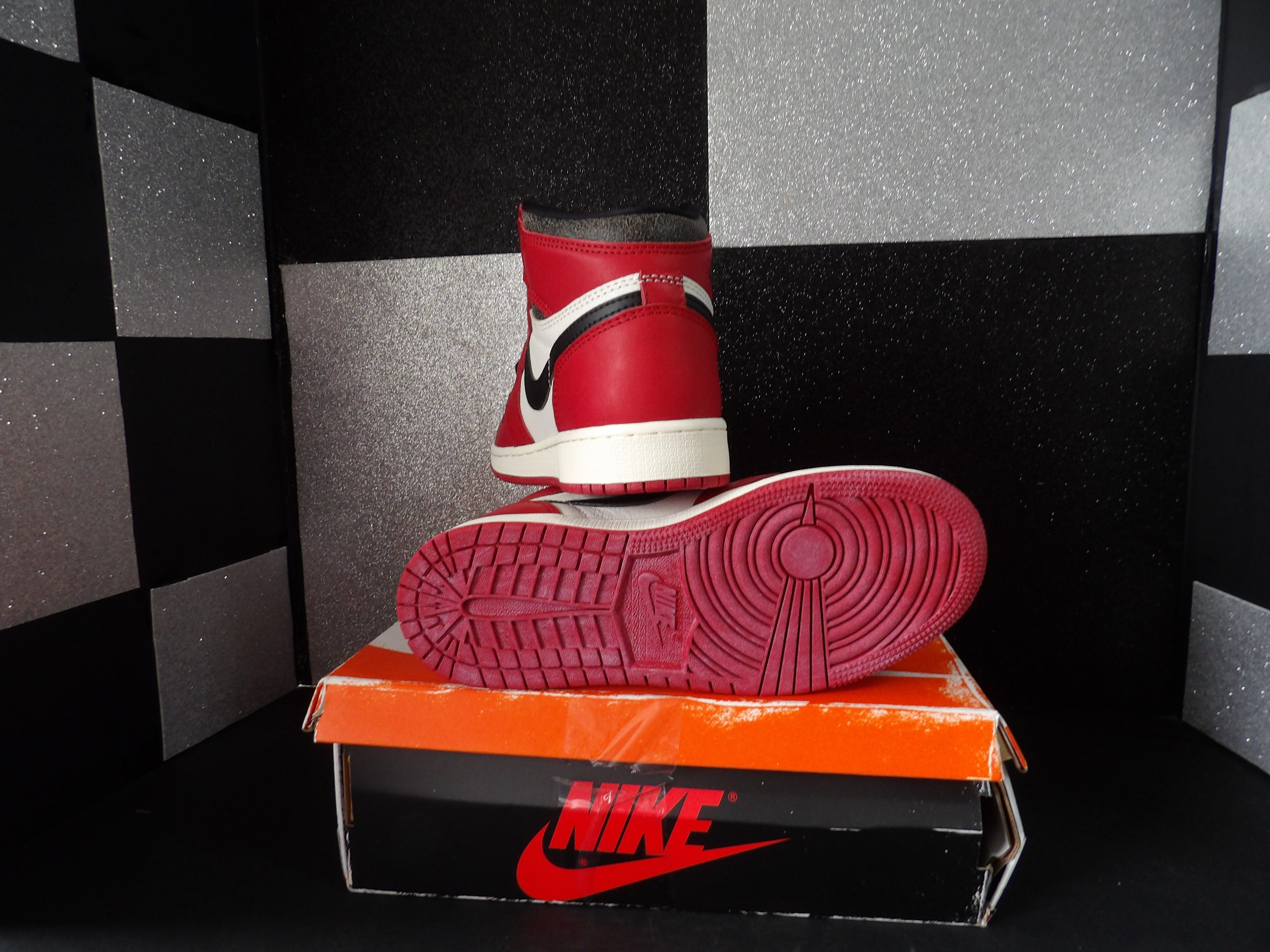 Nike Air Jordan 1 Retro High OG "Lost & Found" - Red (Size US Youth 4)