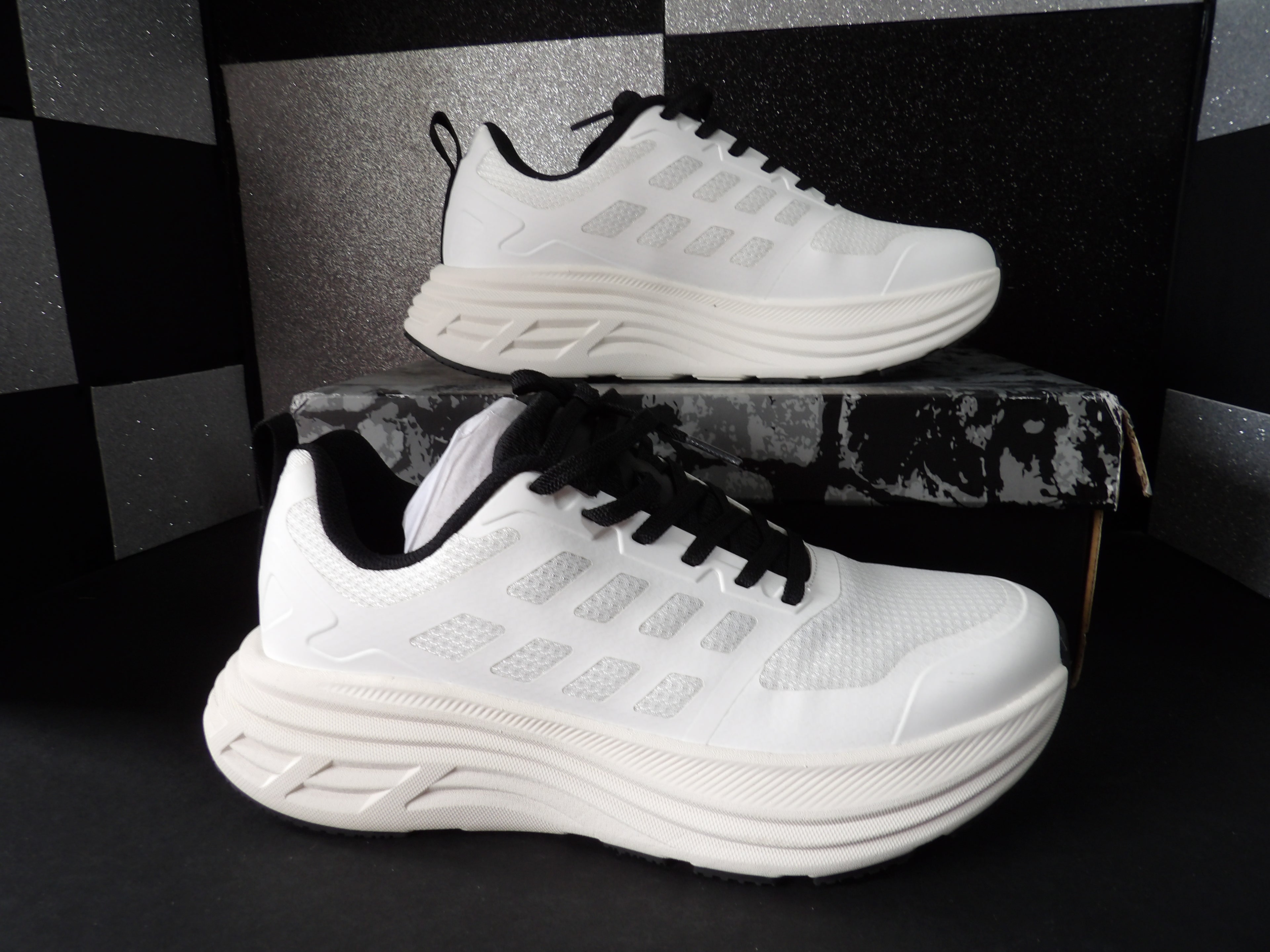 (Size US Women's 8)