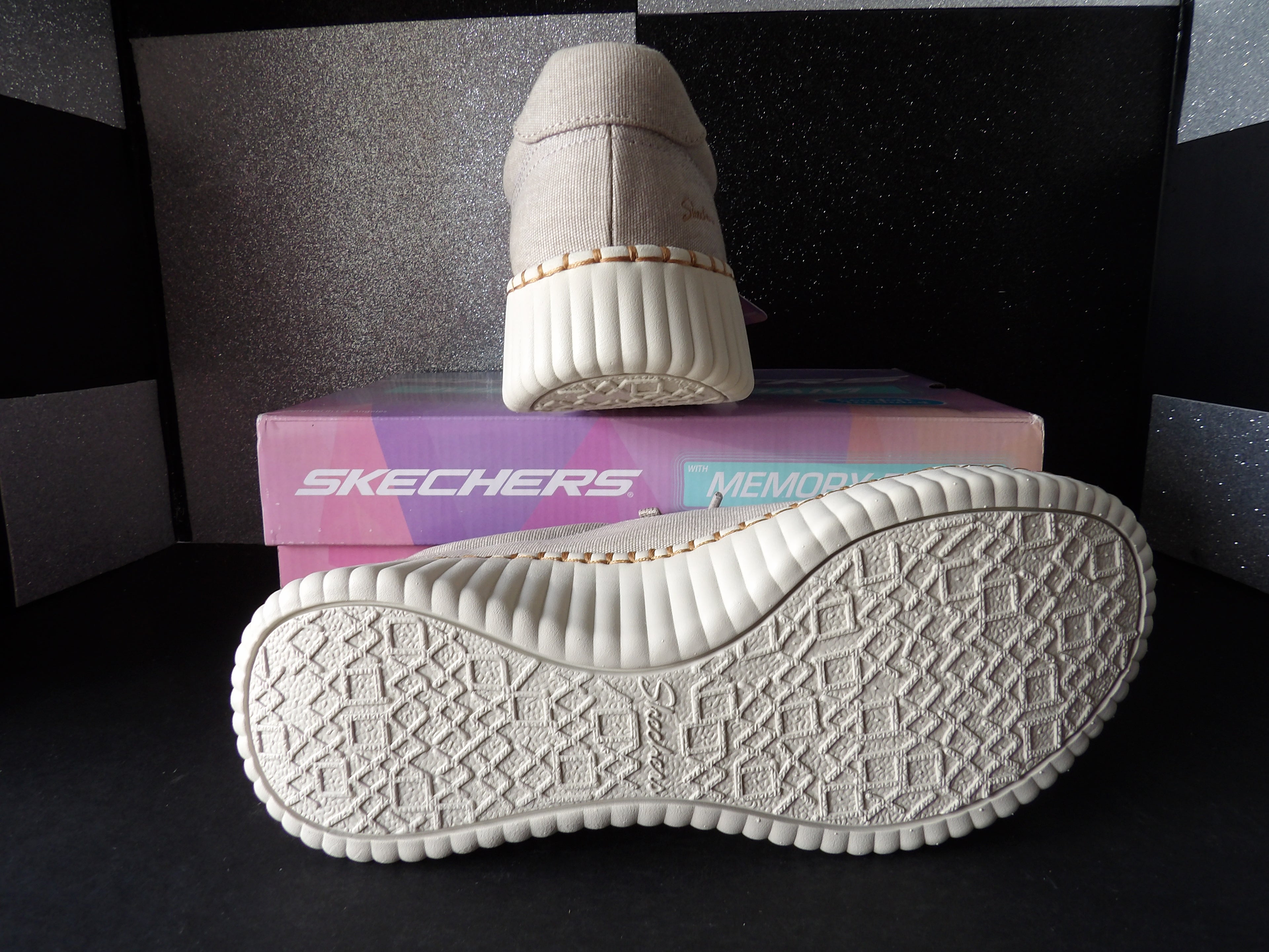 Sketchers Zip Stride- Cream (US Women's 9)