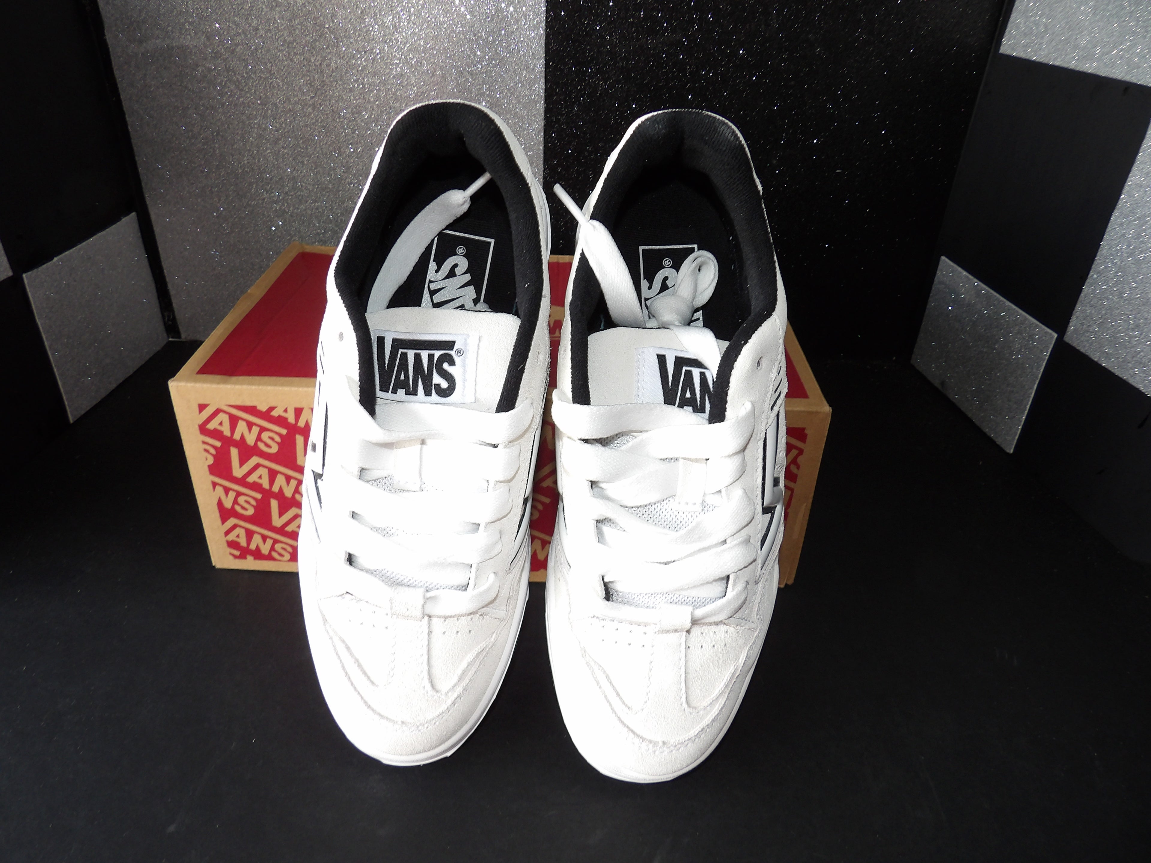 Vans Upland Sneakers - White/Black Skate Shoes (Men's US 6 / Women's US 7.5)