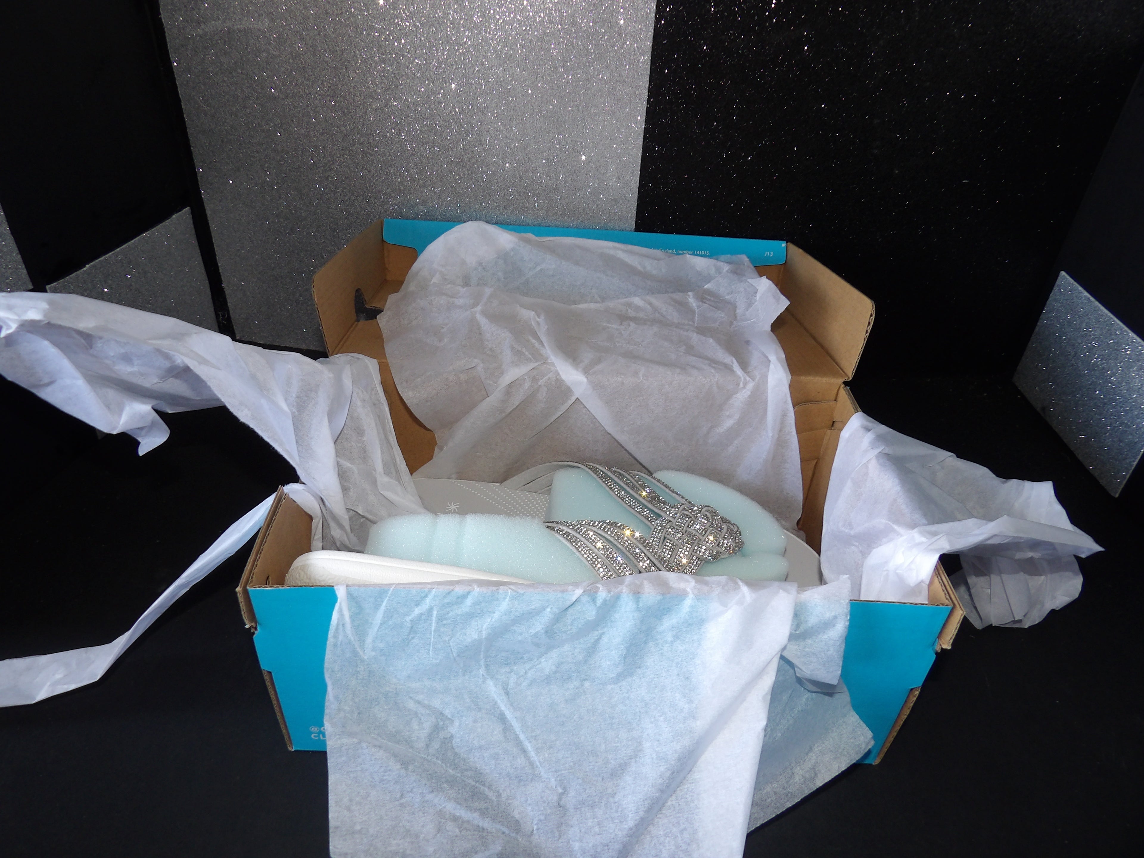 Clarks Cloudsteppers Rhinestone Thong Sandals – Silver (Size US Women's 7)