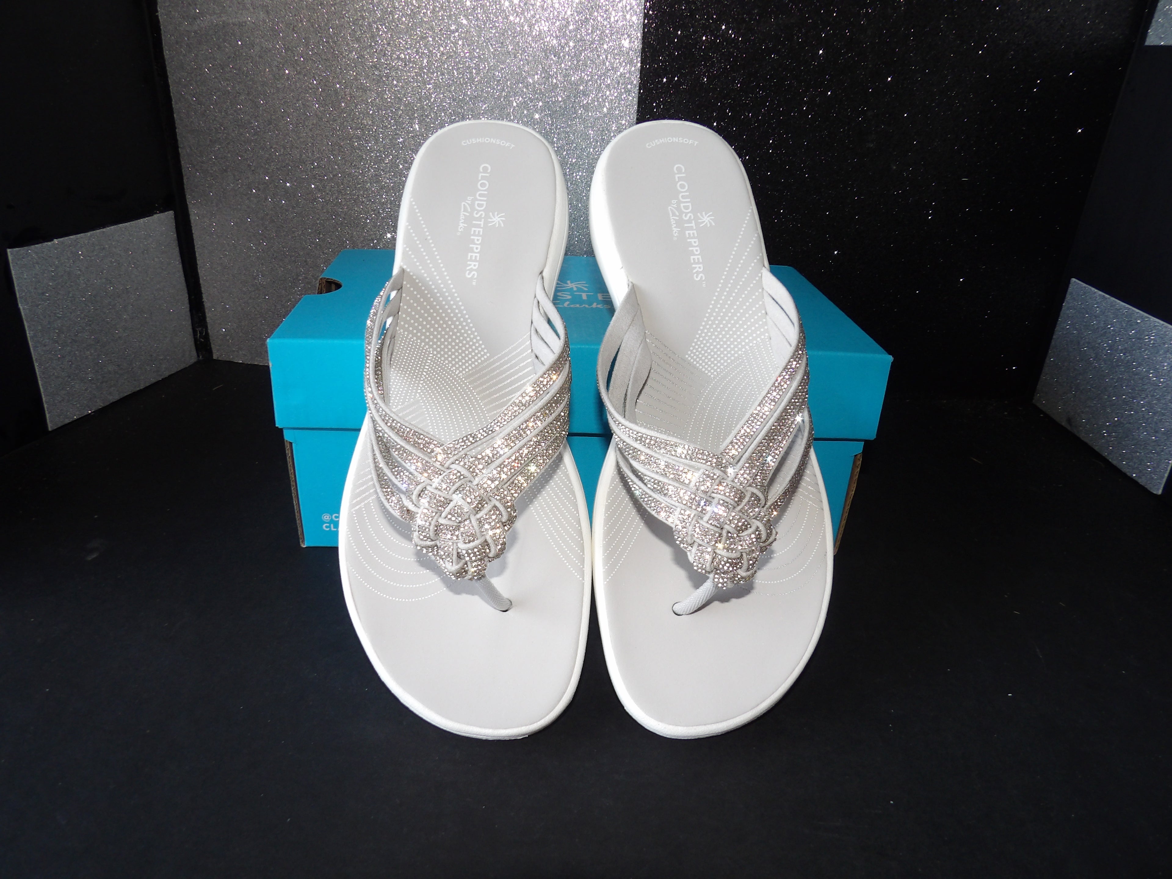 Clarks Cloudsteppers Rhinestone Thong Sandals – Silver (Size US Women's 7)