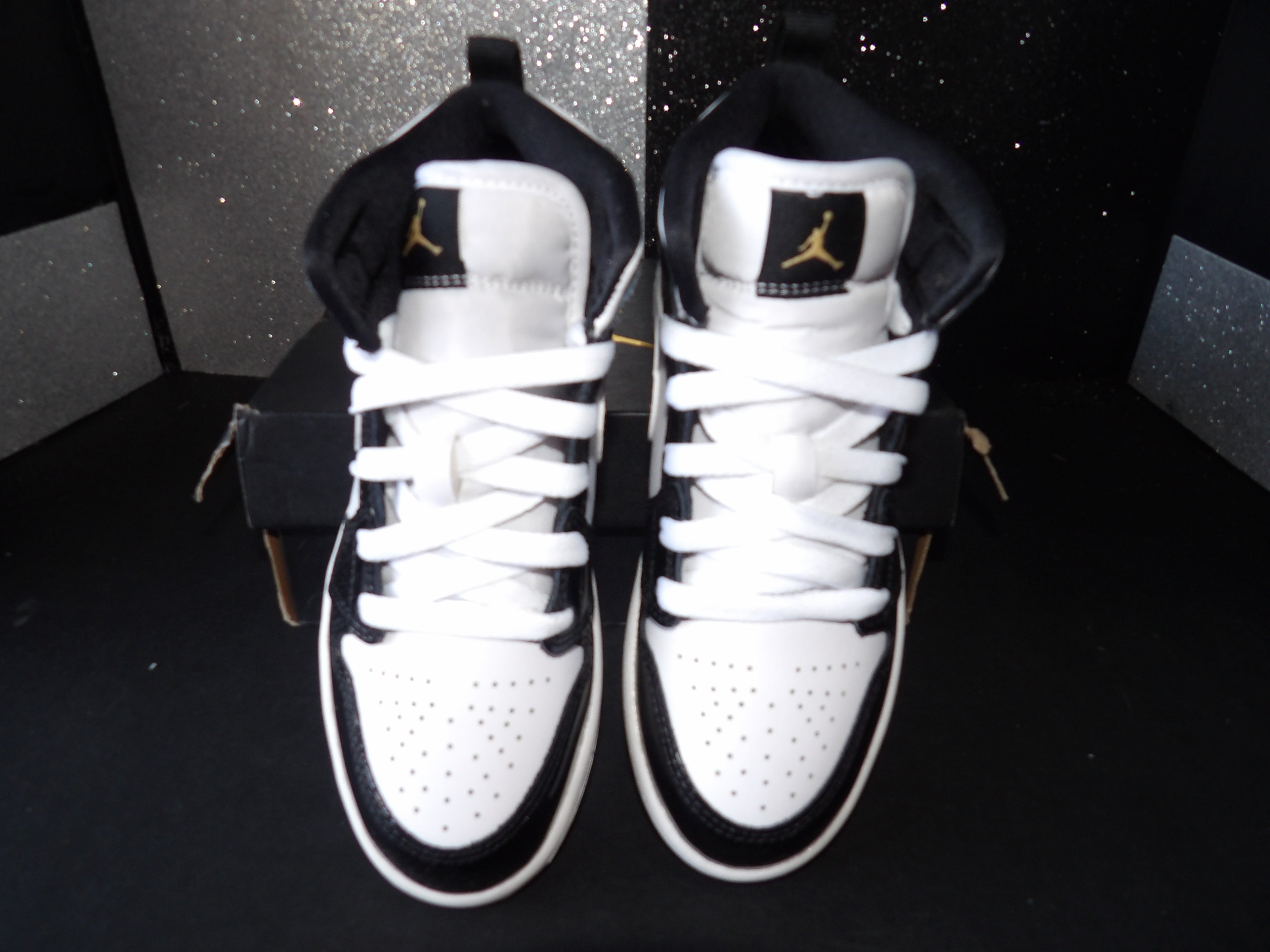 Air Jordan 1 Mid SE - Black/Metallic Gold/White (Size US 1Y)