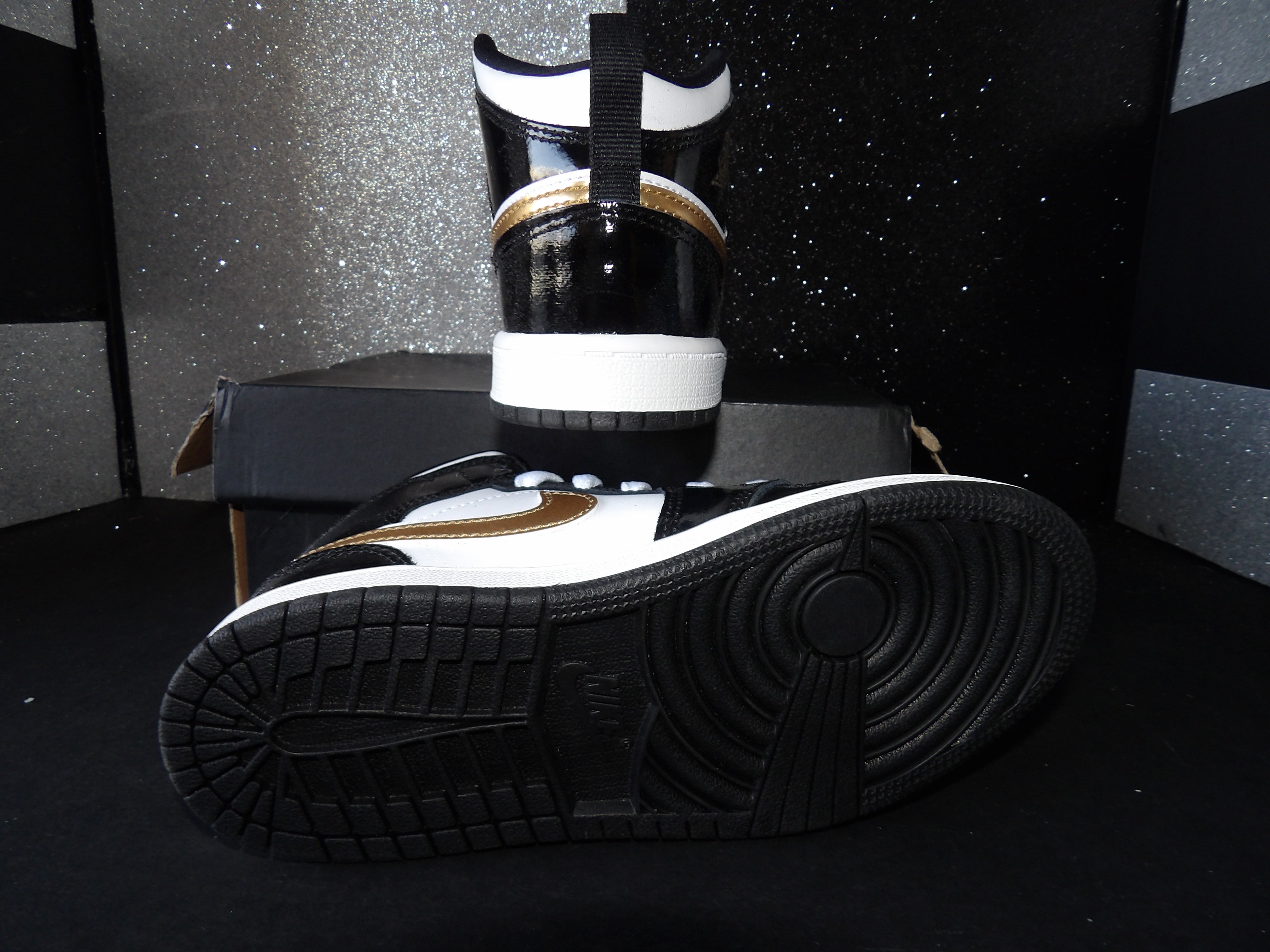 Air Jordan 1 Mid SE - Black/Metallic Gold/White (Size US 1Y)