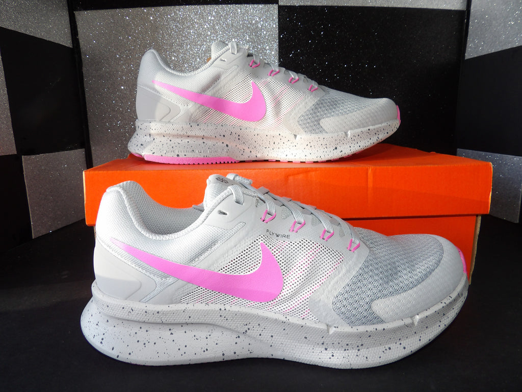 Nike Run Swift 3 SE Road Running Shoes – White/Pink (Size US Women's 8, Men's 6.5)