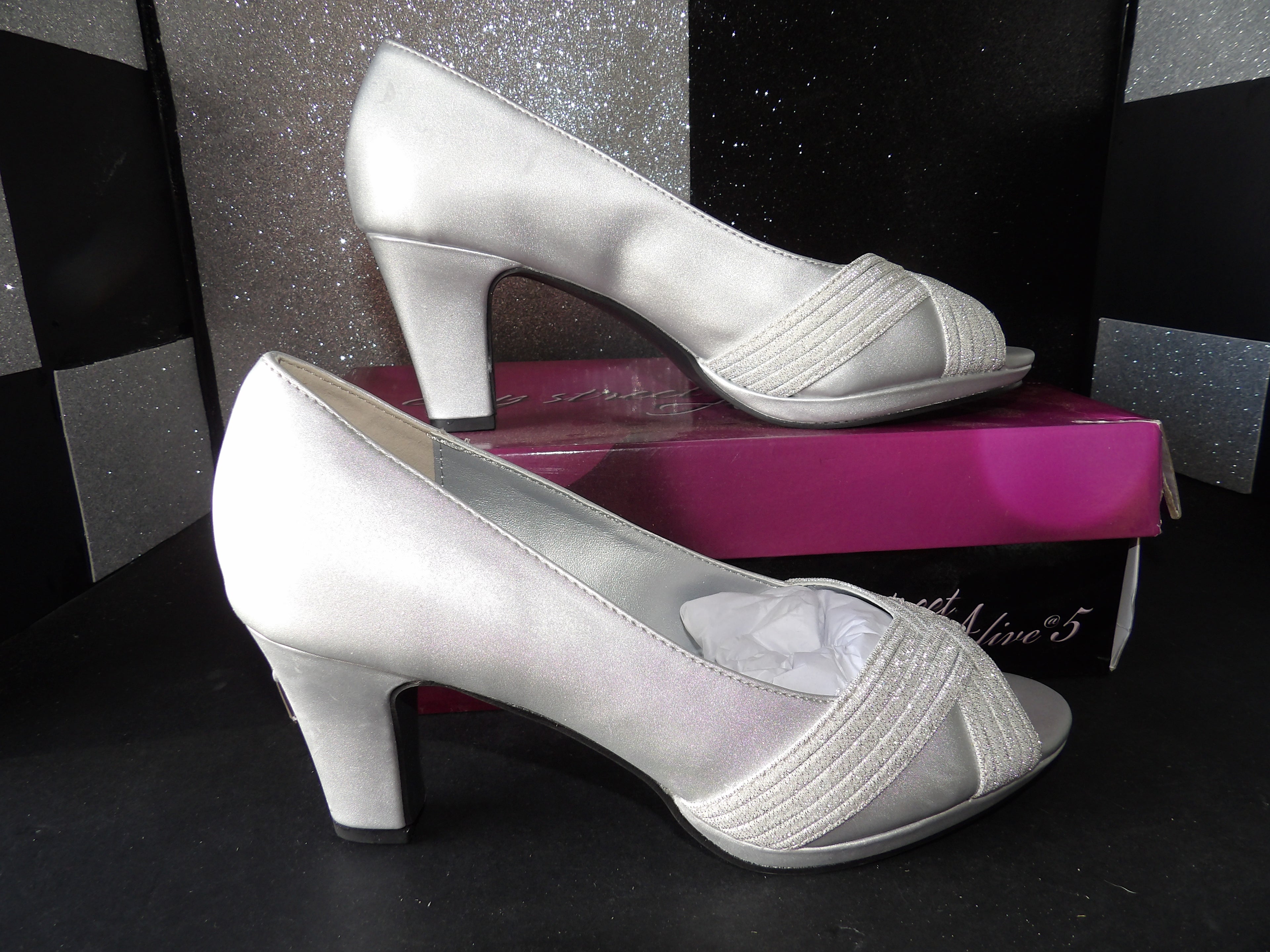Easy Street Alive 5 Lavish Heels- White (US Women's 8.5)