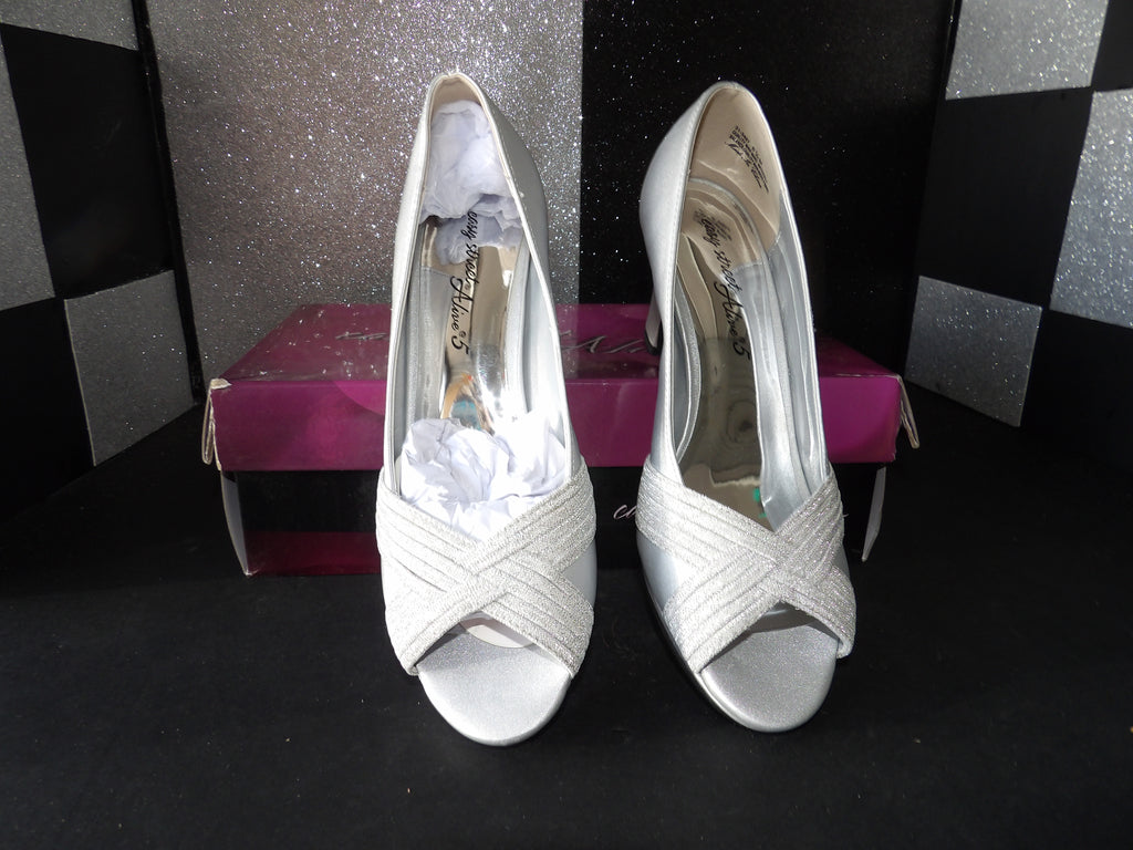 Easy Street Alive 5 Lavish Heels- White (US Women's 8.5)