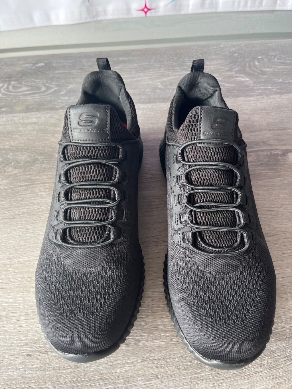 Sketchers Slip Resistant Sneaker (Size M10)