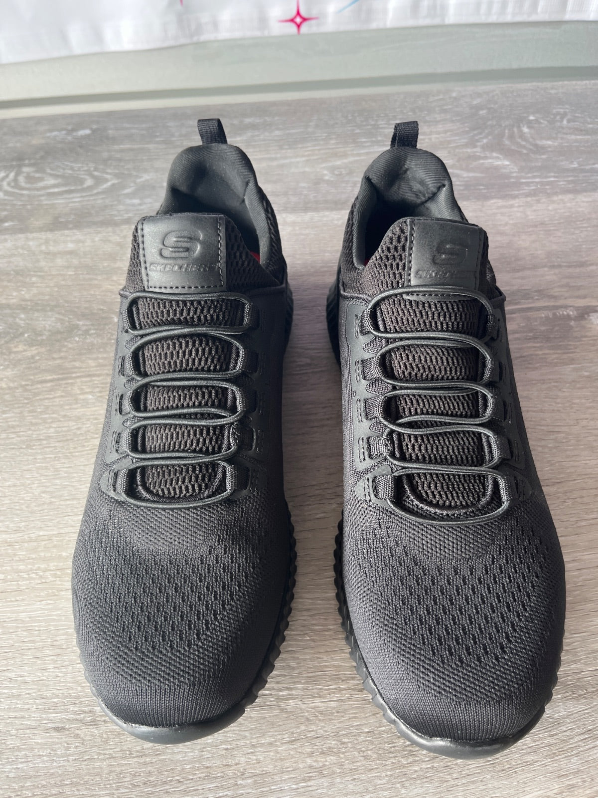 Sketchers Slip Resistant Sneaker (Size M10)