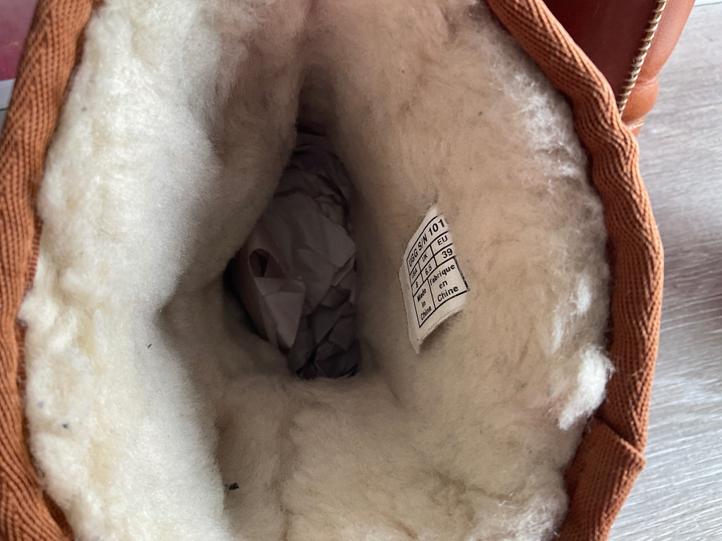 Ugg Classic Short Leather (Size W8)
