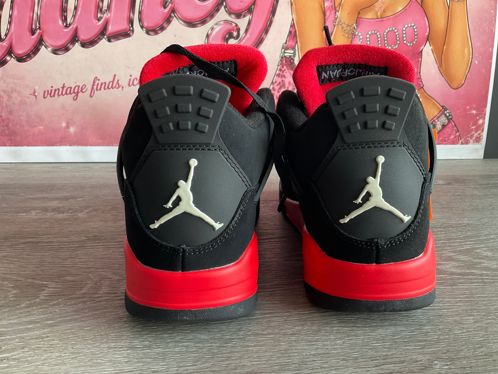 Air Jordan 4Retro (Size 8)