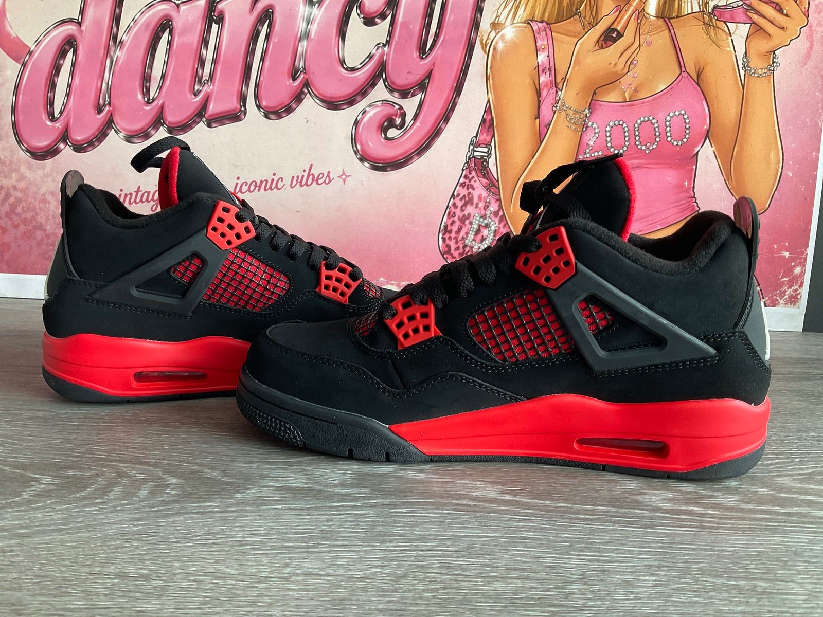 Air Jordan 4Retro (Size 8)