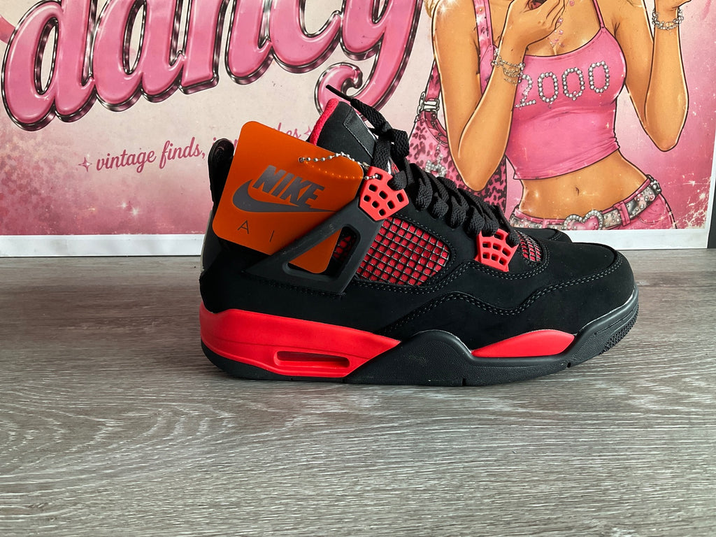 Air Jordan 4Retro (Size 8)