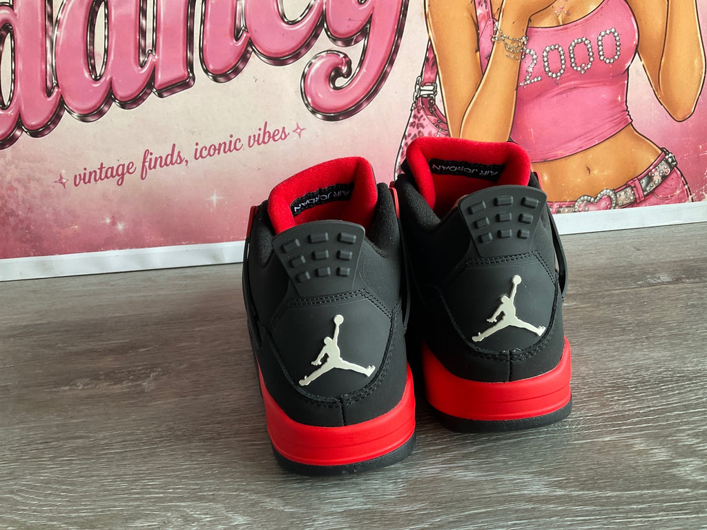 Air Jordan 4Retro (Size 9.5)