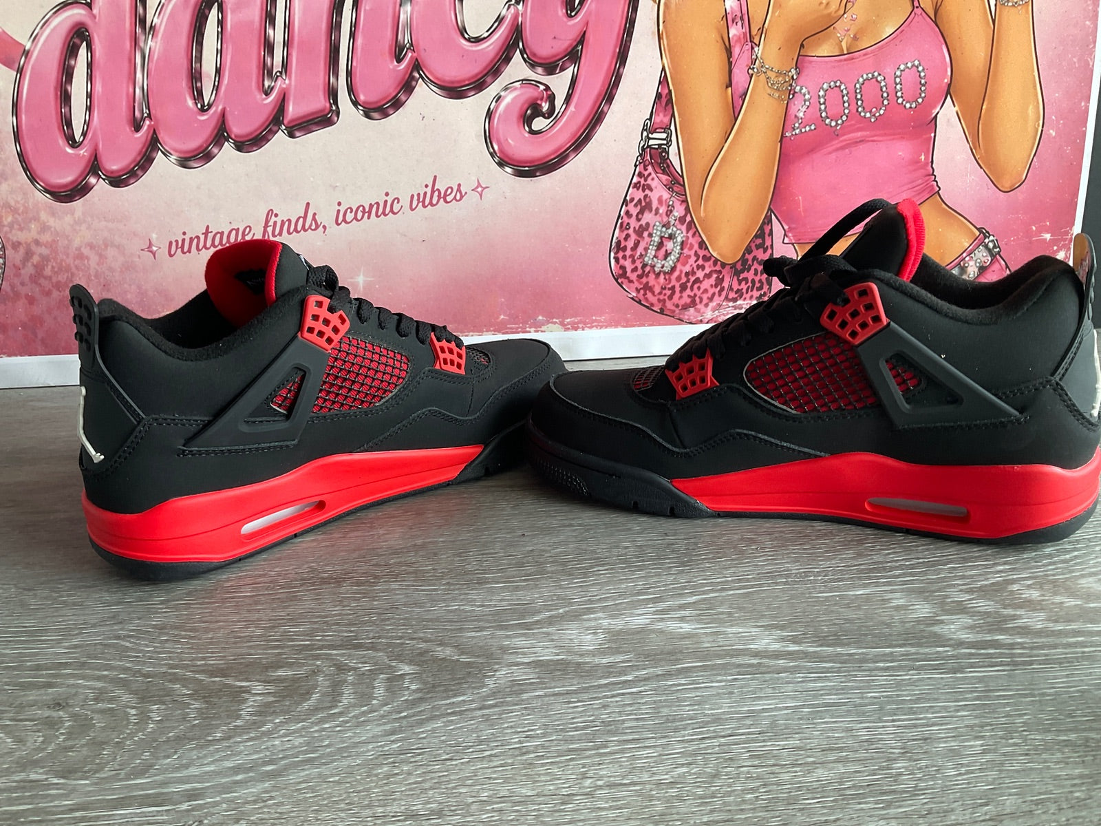 Air Jordan 4Retro (Size 9.5)