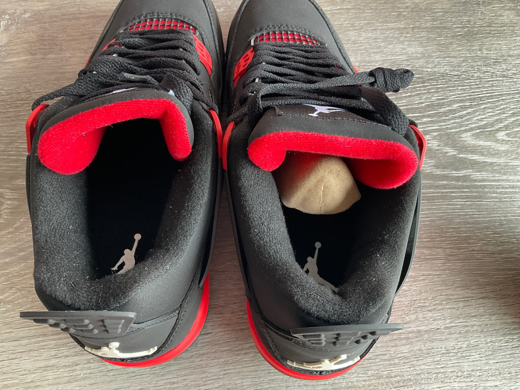 Air Jordan 4Retro (Size 9.5)