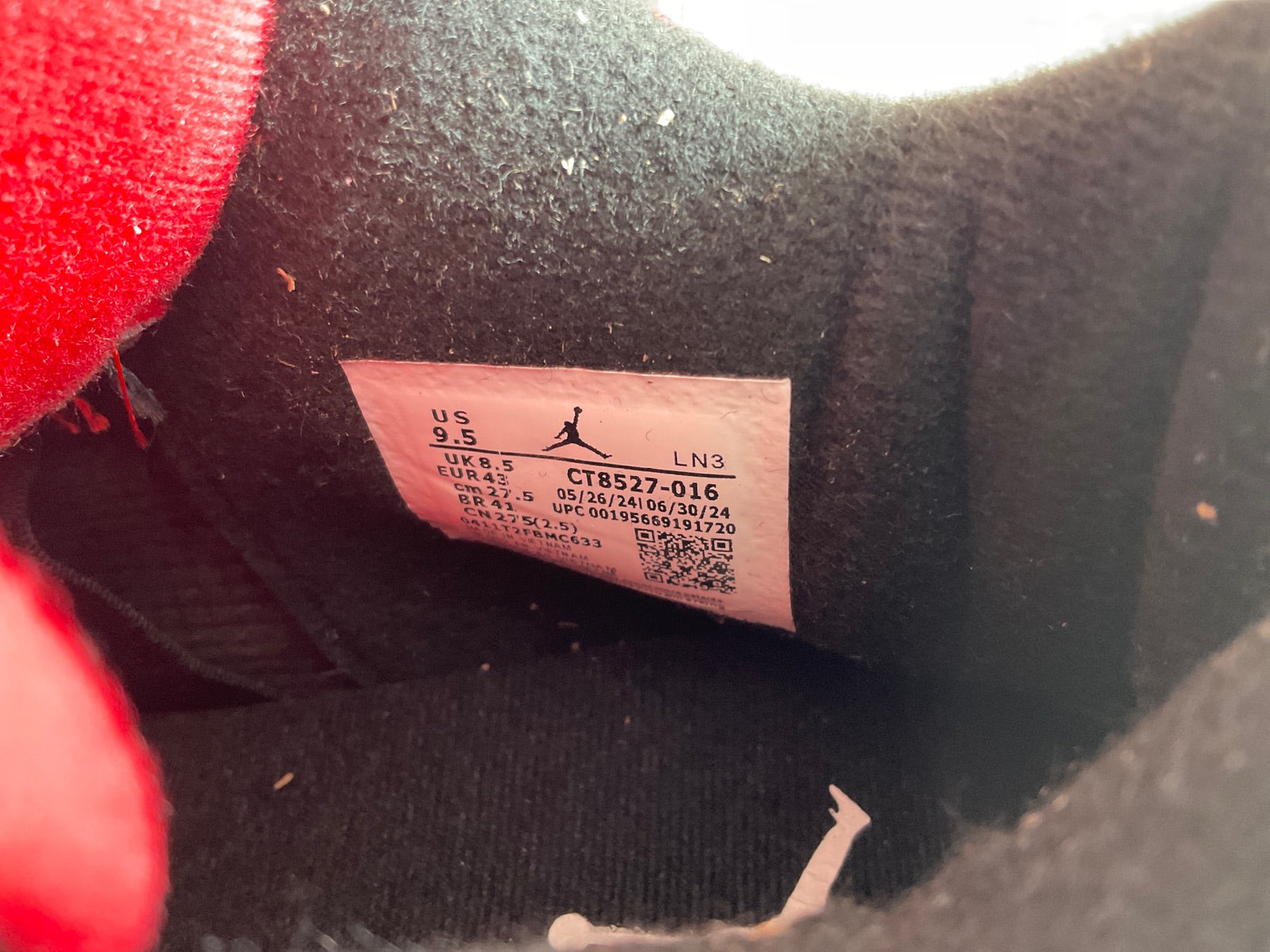 Air Jordan 4Retro (Size 9.5)
