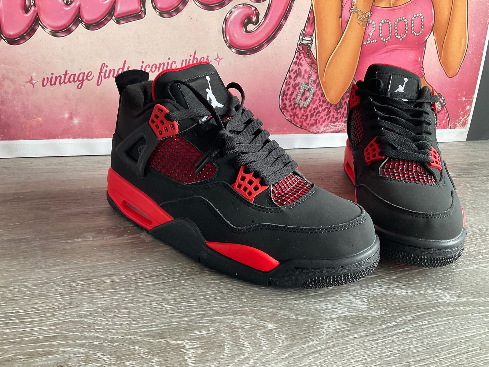 Air Jordan 4Retro (Size 9.5)