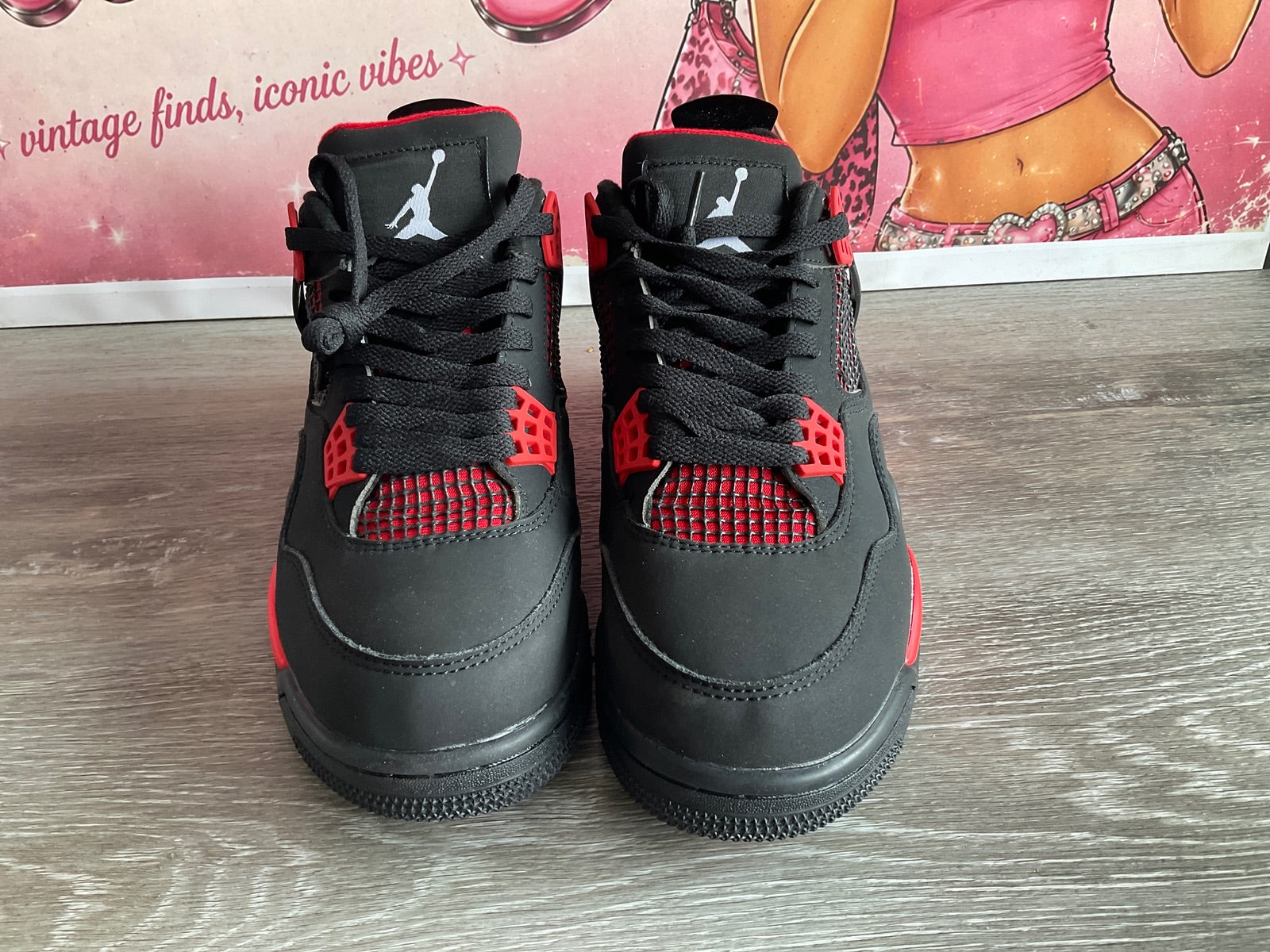 Air Jordan 4Retro (Size 9.5)