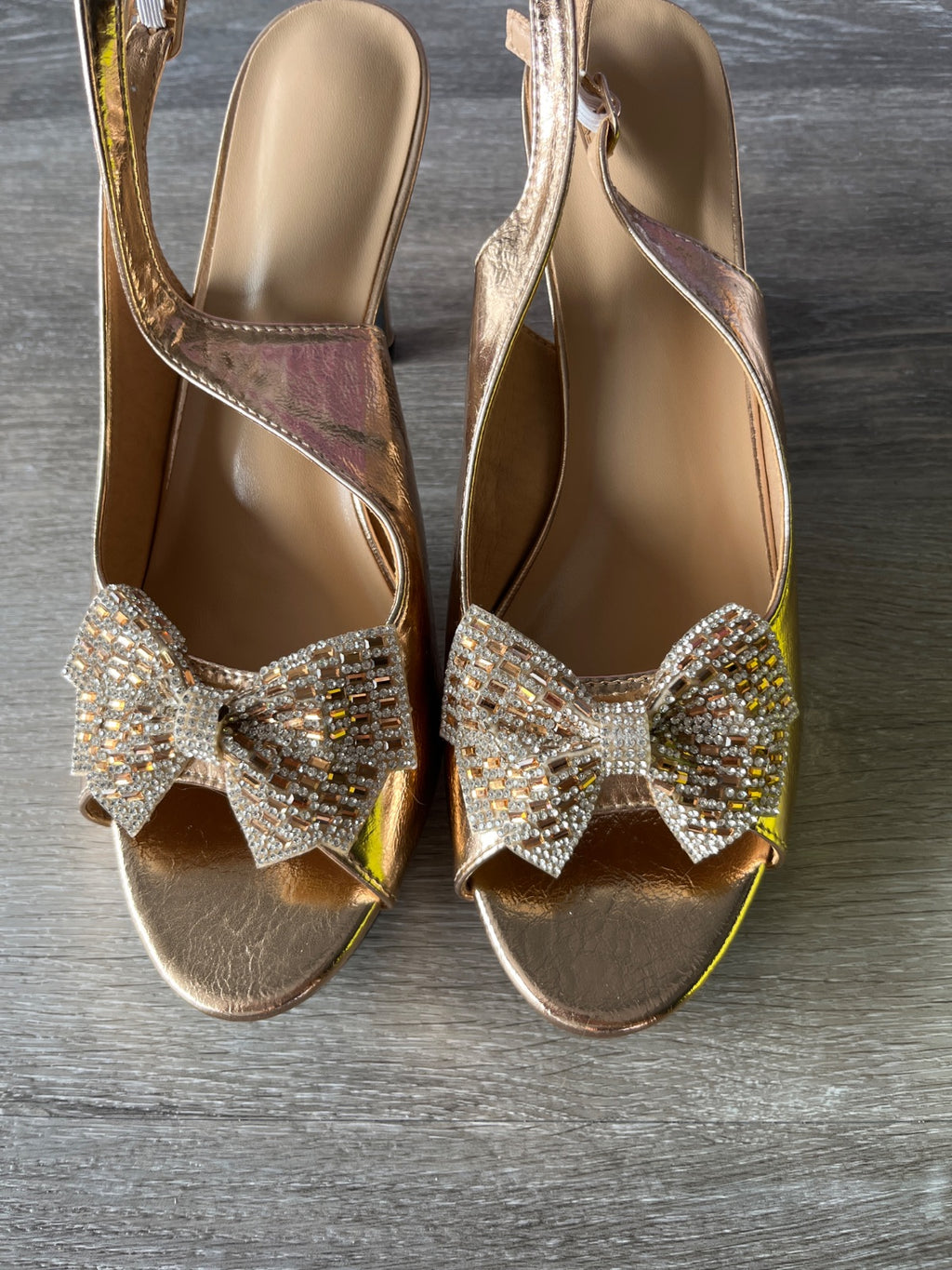 Unknown Gold Heel with Bow (Size W10)