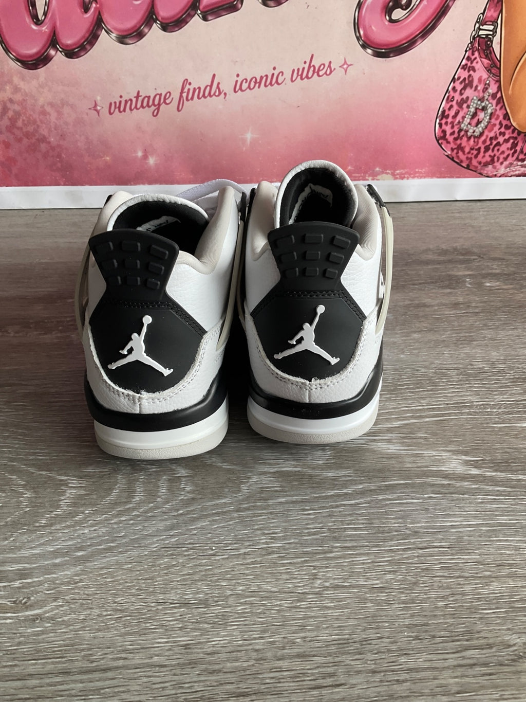 Air Jordan 4 Retro (Size M7 W8.5)