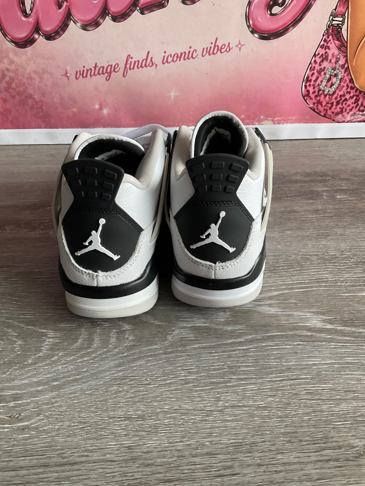 Air Jordan 4 Retro (Size M7 W8.5)