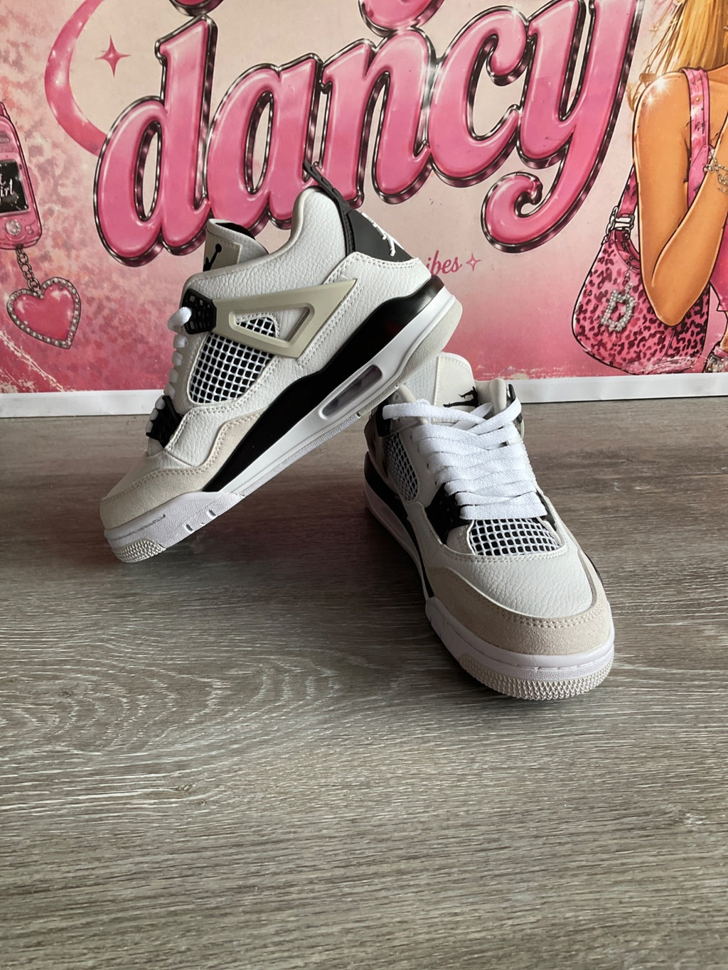 Air Jordan 4 Retro (Size M7 W8.5)