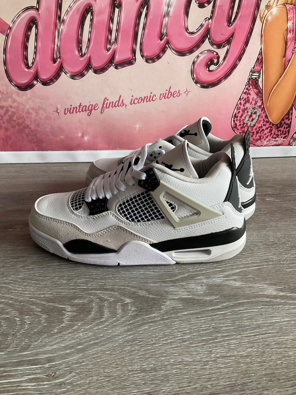 Air Jordan 4 Retro (Size M7 W8.5)