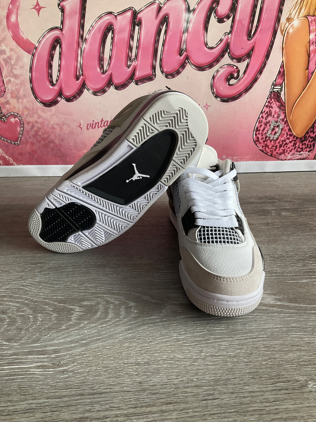 Air Jordan 4 Retro (Size M7 W8.5)