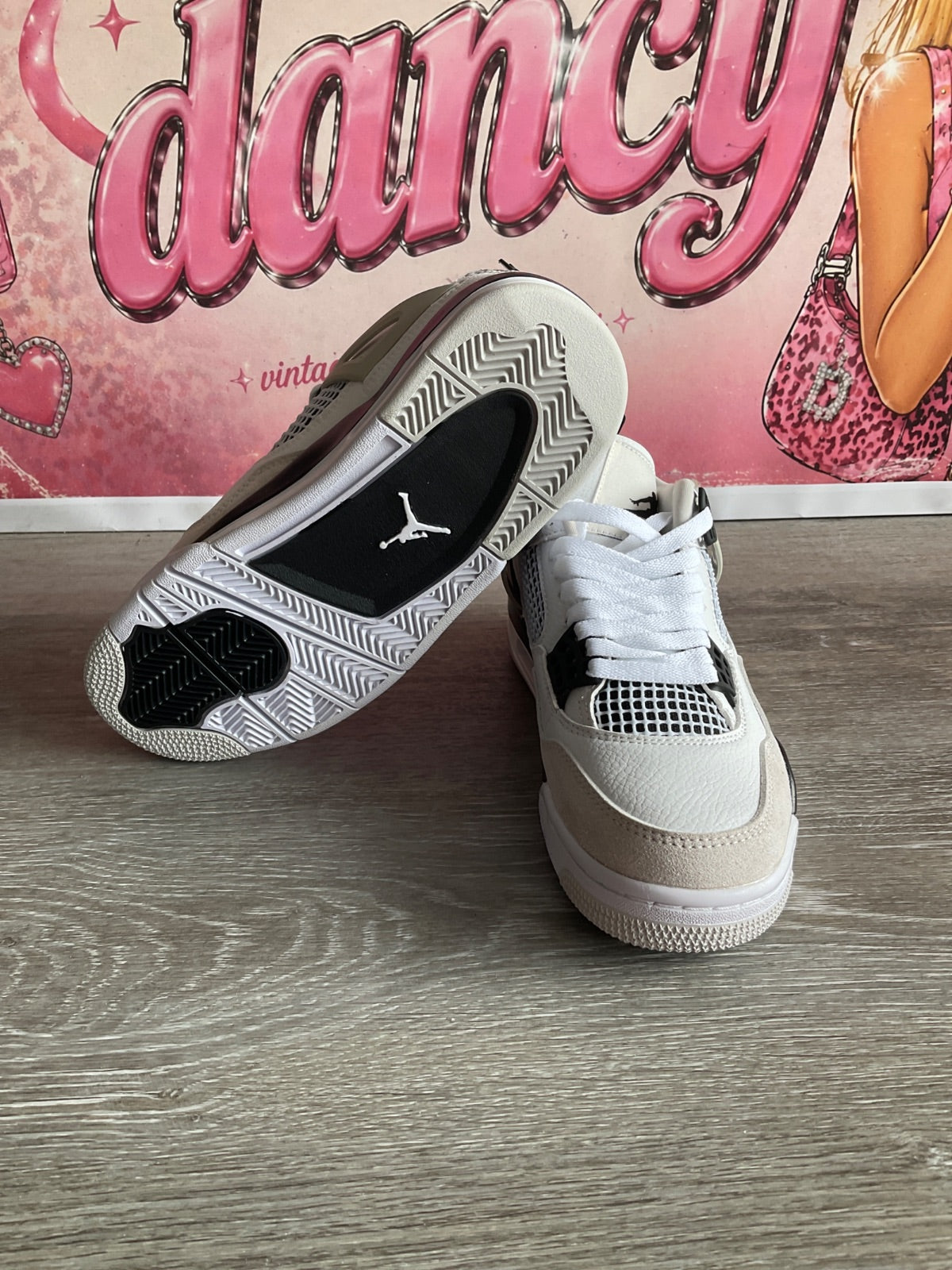 Air Jordan 4 Retro (Size M7 W8.5)