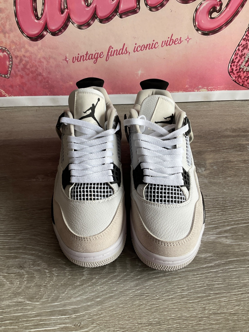 Air Jordan 4 Retro (Size M7 W8.5)