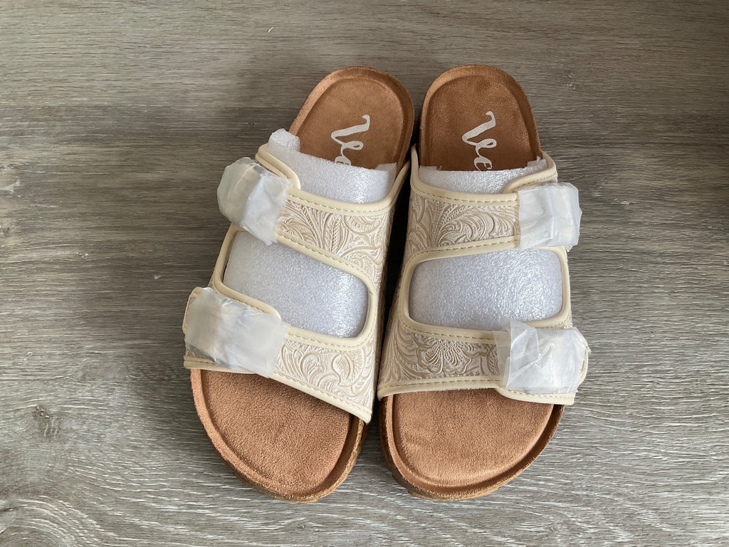 Very G Berry 5 Sandals (Women's US Size 8)